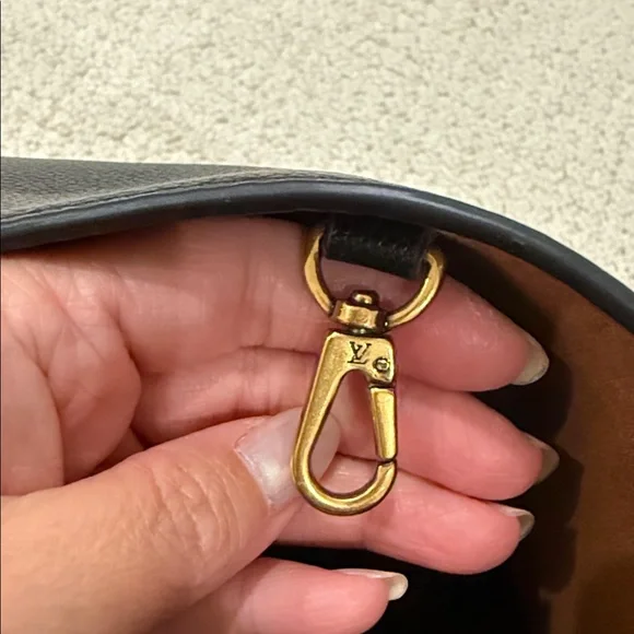 Black low key hobo LV - Picture 7 of 16